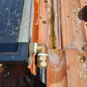 חיבור צינור מתכת לדוד שמש על גג רעפים