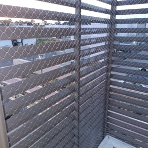 רשת מתכת מותקנת על מרפסת למניעת כניסת יונים