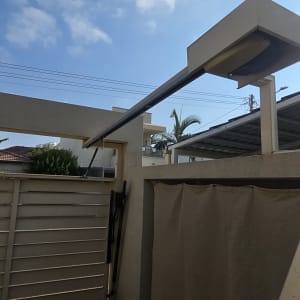 שער חשמלי עם מנגנון פתיחה חיצוני