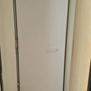 דלת לבנה עם ידית בחדר