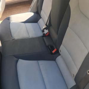 מושב רכב נקי ומסודר עם חגורת בטיחות