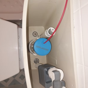 מיכל הדחה עם חלקים פנימיים של אסלה