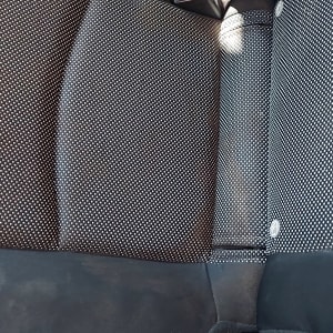 מושב רכב עם בד מנוקד לניקוי