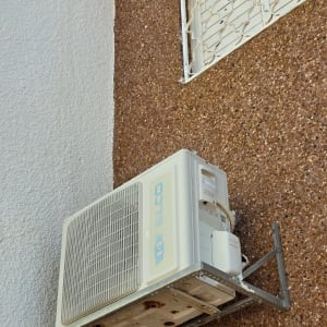 יחידת מזגן עם דוקרנים למניעת יונים