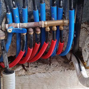 צינורות מים כחולים ואדומים מחוברים למערכת אינסטלציה