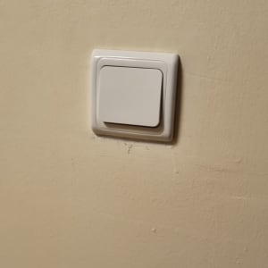 מתג חשמל לבן על קיר