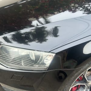 חזית רכב עם פנס וגלגלים