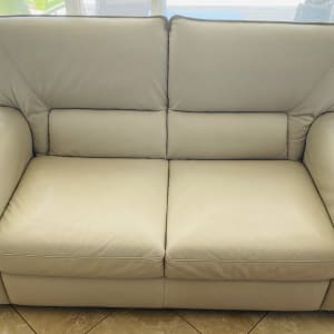 ספה בהירה עם ריפוד עור נקי ומסודר