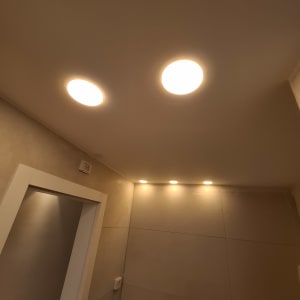 תאורה שקועה בתקרה עם דלת קיר