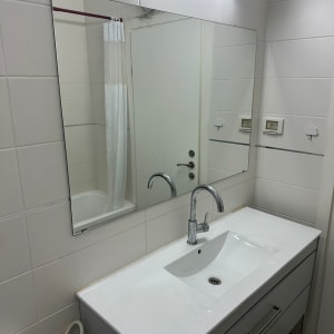 מראה וכיור בחדר אמבטיה