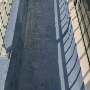 משטח אטום בצבע כחול כהה עם צינור ירוק