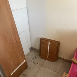 חלקי רהיטים מונחים על רצפה בחדר