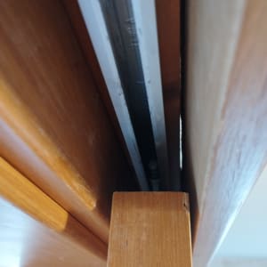 מסילת דלת עץ עם מסגרת מתכתית