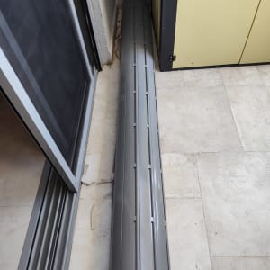 תריסים מונחים על רצפה ליד דלת הזזה