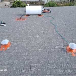 גג עם דוד שמש וכלי עבודה