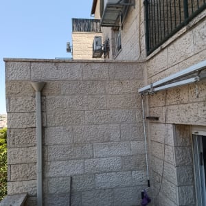 יחידות מיזוג אוויר מותקנות על קיר חיצוני