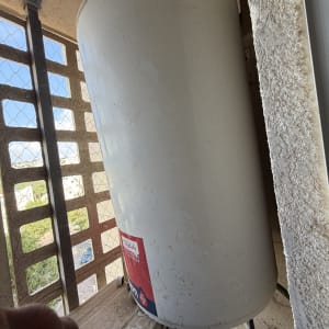דוד שמש מותקן על מרפסת עם צינורות מחוברים