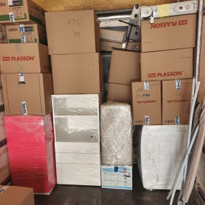 ארגזים ופריטים עטופים בתוך משאית הובלה