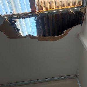 תקרת גבס עם חור גדול ותקרה שקופה מעליה