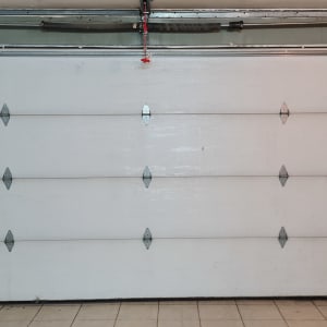 דלת מוסך חשמלית עם מסילות מתכת