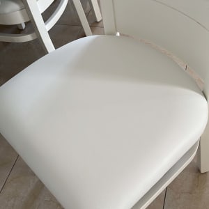 כיסא מרופד בלבן עם רגליים מעץ