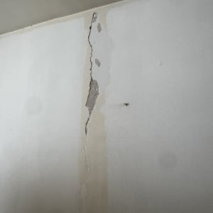 קיר עם סדק ותיקון טיח