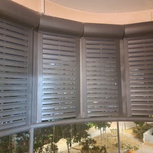 תריסי אלומיניום אפורים מותקנים על חלון