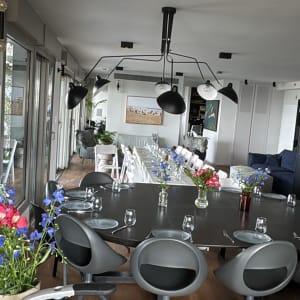 שולחן ערוך עם כיסאות ופרחים לאירוע