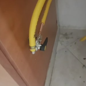 צינור גז צהוב מחובר לקיר