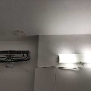 תאורה על קיר עם גוף חימום ותאורה