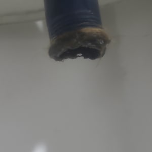 צינור כחול עם חיבור אטום במערכת חימום