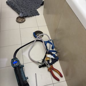 כלים לתיקון נזילות על רצפת חדר אמבטיה