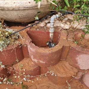 צינור מים עם ברז בגינה