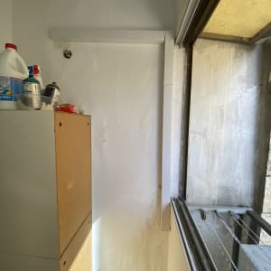 קיר עם חור להתקנת מזגן ליד חלון