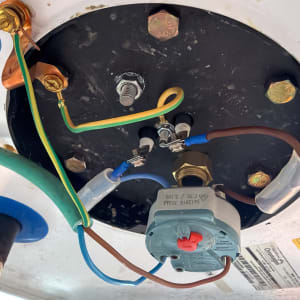 חיבורים חשמליים בתחתית דוד שמש