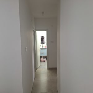 מסדרון עם קירות צבועים בלבן