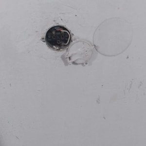 שקע חשמלי פתוח עם חוטים חשופים בקיר