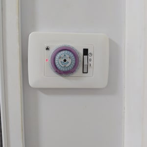 טיימר מכני על קיר לבן