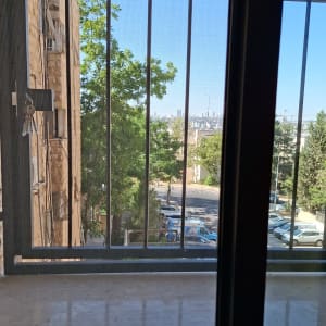 נוף עירוני מבעד לחלון עם סורגים