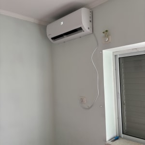 מזגן מותקן על קיר עם תצוגת טמפרטורה