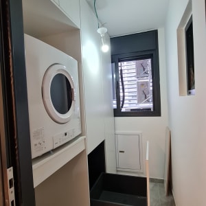 חדר עם מכונת כביסה ומייבש