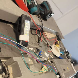 כלים וחוטים על שולחן עבודה בתחום המקררים