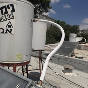 דודי שמש על גג עם צינורות וחיבורים