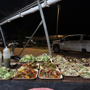 מגוון מנות סלטים על שולחן תחת אוהל