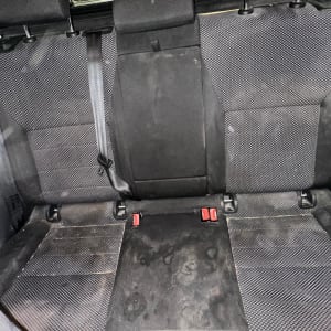 מושב רכב עם כתמים ולכלוך לפני ניקוי