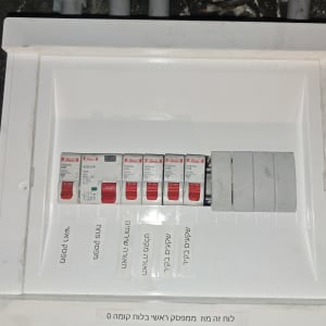 לוח חשמל עם מפסקים שונים