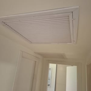 תקרת גבס עם פתחי אוורור