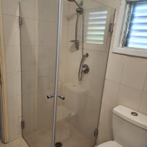 מקלחון זכוכית עם ראש מקלחת מתכוונן