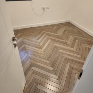 רצפת פרקט נקייה ומבריקה בחדר ריק