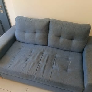 ספה כחולה עם כתמים על הריפוד